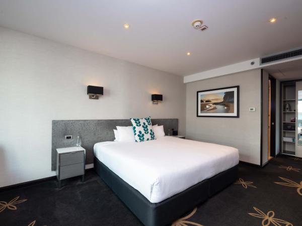 SkyCity Hotel Auckland : photo 1 de la chambre chambre lit king-size pour personnes à mobilité réduite