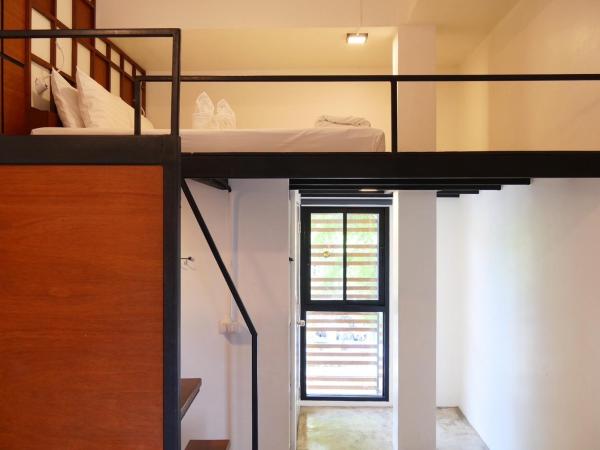 Book a Bed Poshtel - SHA Plus : photo 4 de la chambre chambre familiale avec salle de bains privative