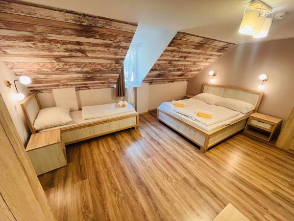 Mátyus Udvarház Kengyel Fogadó Eger : photo 5 de la chambre chambre triple - vue sur jardin