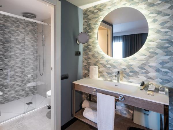 Catalonia Atenas : photo 8 de la chambre chambre double ou lits jumeaux avec terrasse et accès au spa