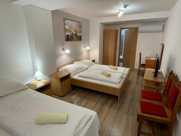 Mátyus Udvarház Kengyel Fogadó Eger : photo 3 de la chambre chambre triple - vue sur jardin