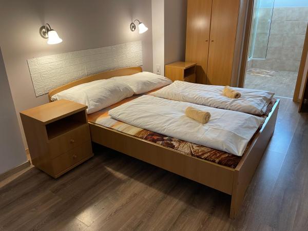 Mátyus Udvarház Kengyel Fogadó Eger : photo 4 de la chambre chambre triple - vue sur jardin