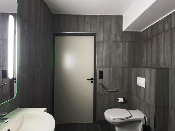 easyHotel Nice Old Town : photo 1 de la chambre chambre triple - accessible aux personnes à mobilité réduite