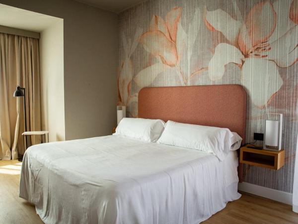 Nuria : photo 1 de la chambre chambre double ou lits jumeaux deluxe - vue sur piscine