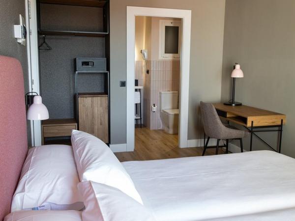 Nuria : photo 4 de la chambre chambre double ou lits jumeaux deluxe - vue sur piscine