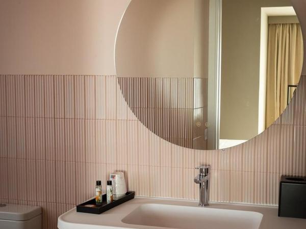 Nuria : photo 5 de la chambre chambre double ou lits jumeaux deluxe - vue sur piscine