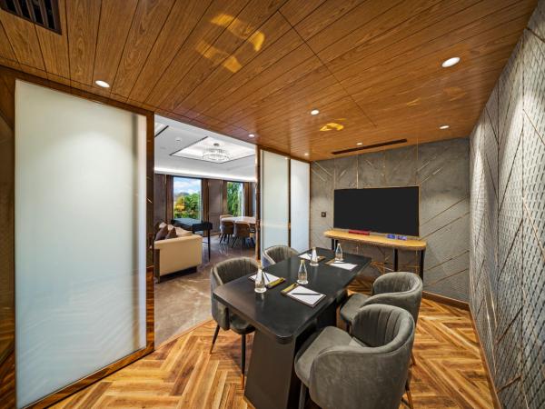 Radisson Blu Hotel & Suites GRT Chennai : photo 3 de la chambre presidential penthouse suite with airport transfers and club lounge access