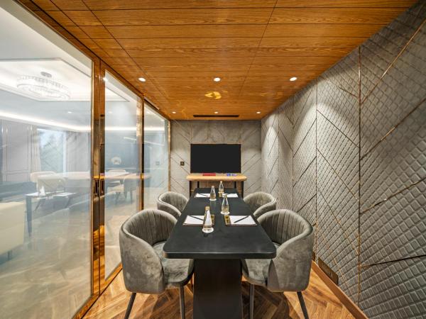 Radisson Blu Hotel & Suites GRT Chennai : photo 4 de la chambre presidential penthouse suite with airport transfers and club lounge access