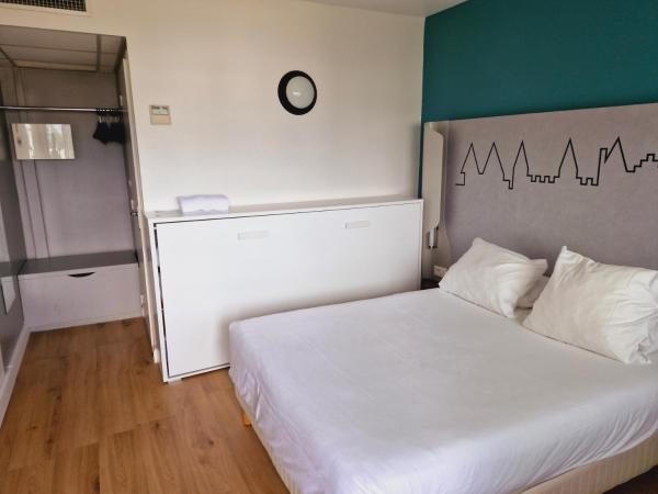 Kyriad Carcassonne - Aéroport : photo 3 de la chambre chambre triple avec 1 lit double et 1 lit simple