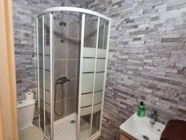 Hôtel des allées : photo 6 de la chambre chambre familiale standard