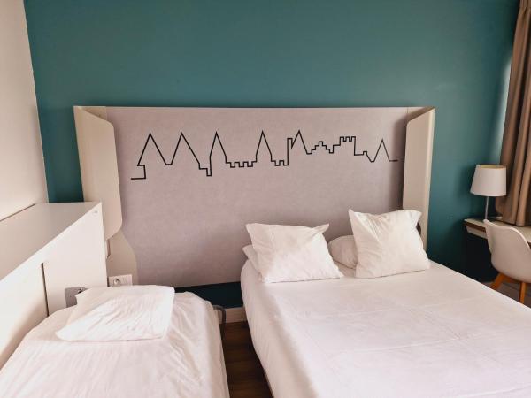 Kyriad Carcassonne - Aéroport : photo 4 de la chambre chambre triple avec 1 lit double et 1 lit simple