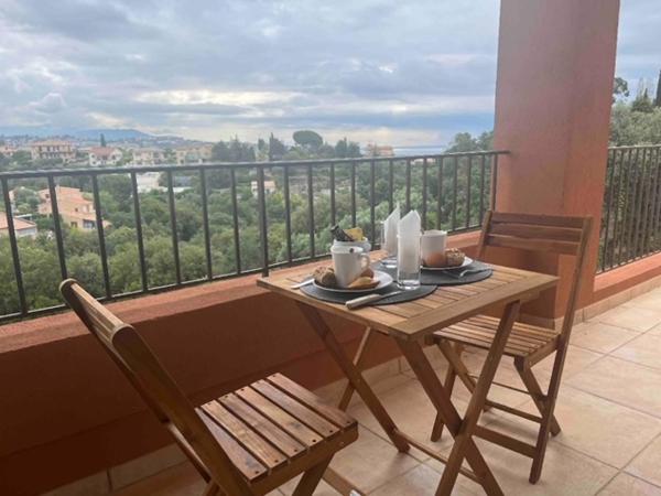 DOMAINE LOU BEL AZUR - Panoramique : photo 8 de la chambre appartement avec terrasse