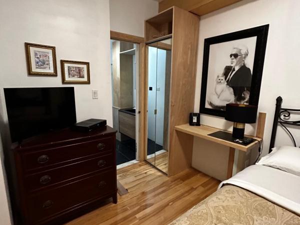 Gite Le Sieur de Joliette : photo 10 de la chambre chambre queen-size avec baignoire spa (nolan)
