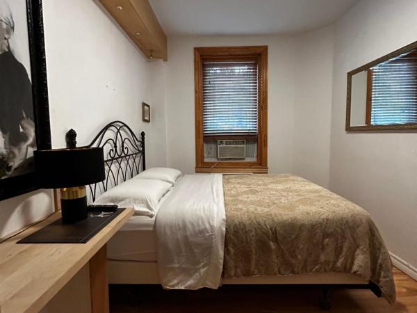 Gite Le Sieur de Joliette : photo 9 de la chambre chambre queen-size avec baignoire spa (nolan)