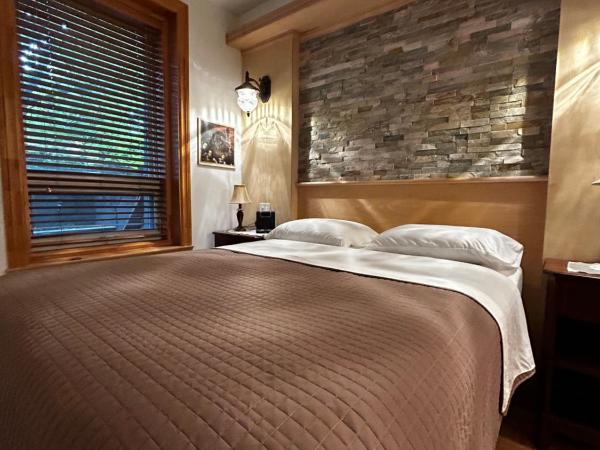 Gite Le Sieur de Joliette : photo 2 de la chambre chambre lit queen-size - mamie