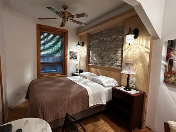 Gite Le Sieur de Joliette : photo 3 de la chambre chambre lit queen-size - mamie