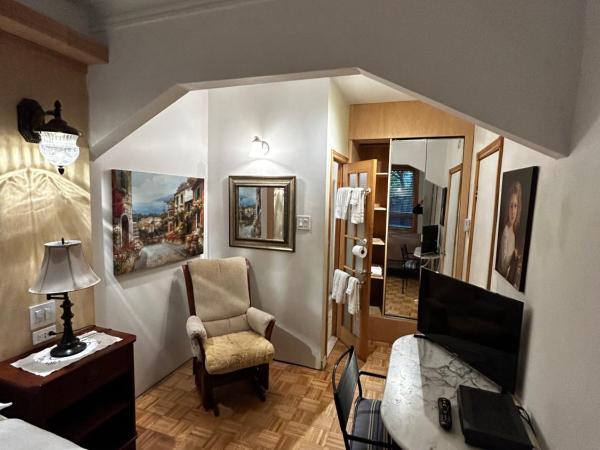 Gite Le Sieur de Joliette : photo 5 de la chambre chambre lit queen-size - mamie