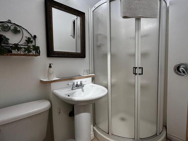Gite Le Sieur de Joliette : photo 4 de la chambre chambre lit queen-size - mamie