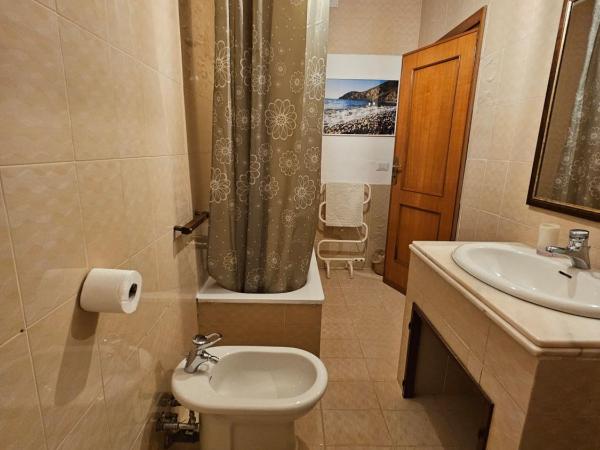 Antonhouse Alghero : photo 6 de la chambre chambre double avec salle de bains privative