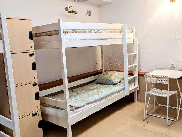 Ursus Hostel - Self Check-in : photo 3 de la chambre lit simple dans dortoir à 6 lits