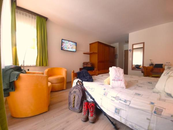 Hotel Alpenblick-Leukerbad-Therme : photo 2 de la chambre chambre double avec balcon, accès au spa et au téléphérique