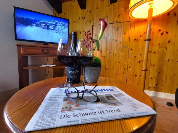 Hotel Alpenblick-Leukerbad-Therme : photo 2 de la chambre suite junior avec balcon - accès au spa et au téléphérique