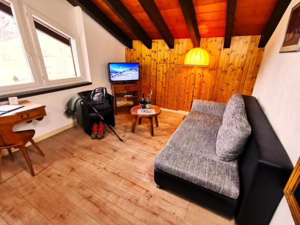 Hotel Alpenblick-Leukerbad-Therme : photo 5 de la chambre suite junior avec balcon - accès au spa et au téléphérique