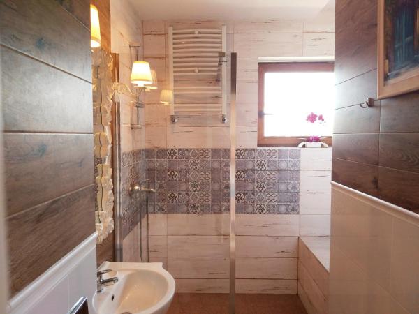 Hostel Rumiankowy Airport Hostel : photo 1 de la chambre chambre triple avec salle de bains commune