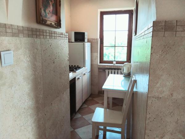 Hostel Rumiankowy Airport Hostel : photo 3 de la chambre chambre triple avec salle de bains commune