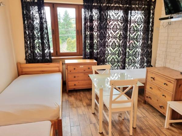 Hostel Rumiankowy Airport Hostel : photo 4 de la chambre chambre triple confort avec douche