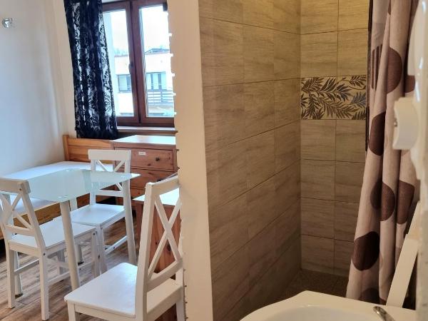 Hostel Rumiankowy Airport Hostel : photo 5 de la chambre chambre triple confort avec douche