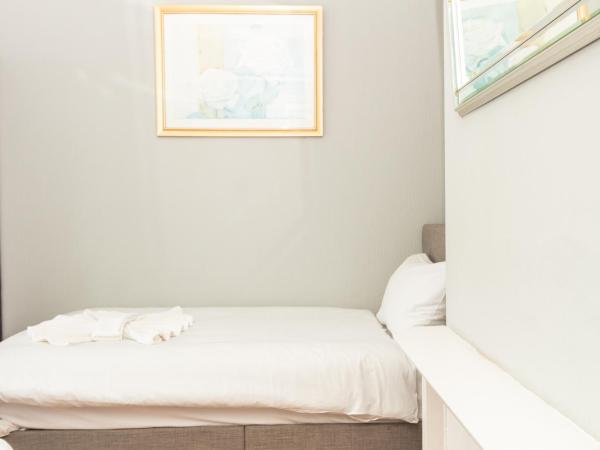 Spacious Suite 3 - Private Room for 3 : photo 2 de la chambre chambre double avec salle de bains commune
