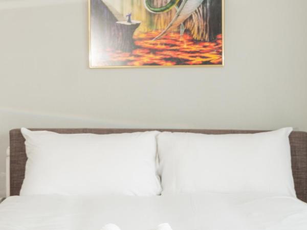 Spacious Suite 3 - Private Room for 3 : photo 1 de la chambre chambre double avec salle de bains commune