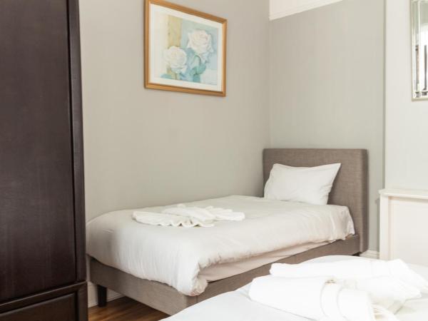 Spacious Suite 3 - Private Room for 3 : photo 3 de la chambre chambre double avec salle de bains commune