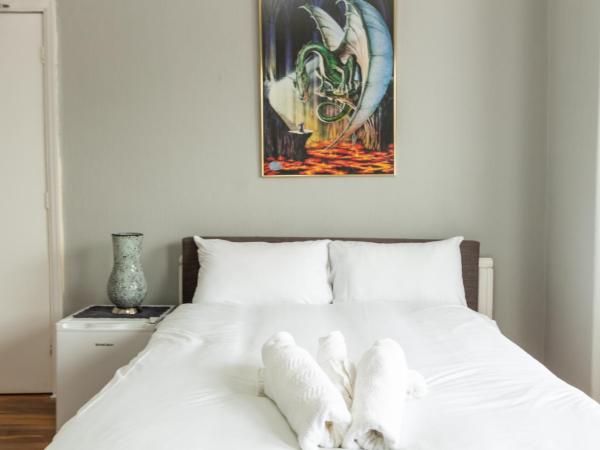 Spacious Suite 3 - Private Room for 3 : photo 5 de la chambre chambre double avec salle de bains commune