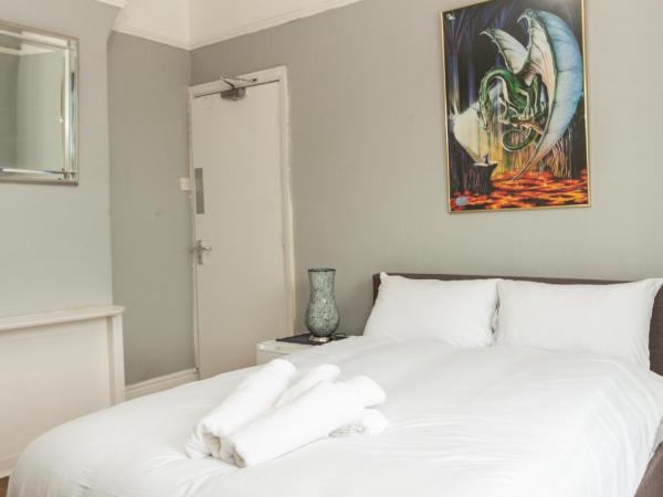 Spacious Suite 3 - Private Room for 3 : photo 4 de la chambre chambre double avec salle de bains commune