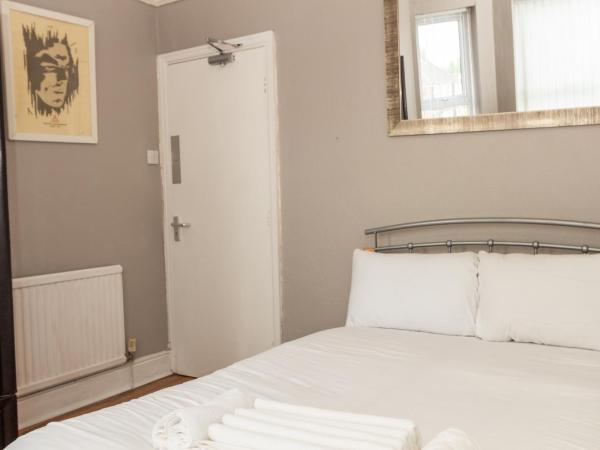 Chic Suite 4 - Private Top Floor Room : photo 3 de la chambre chambre double avec salle de bains commune