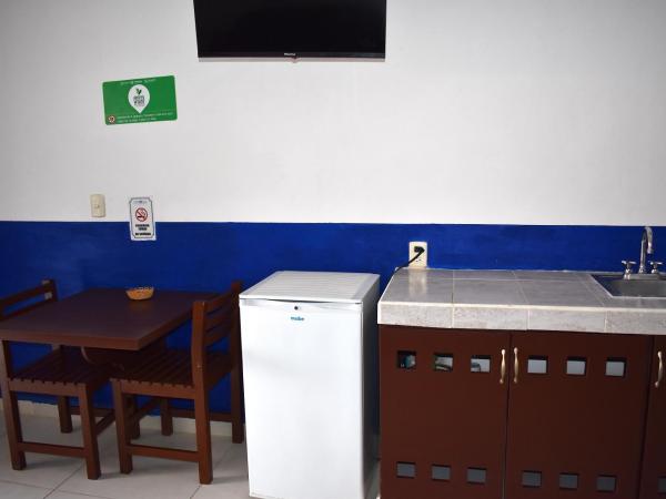 Hotel Plaza Almendros : photo 3 de la chambre chambre lit queen-size