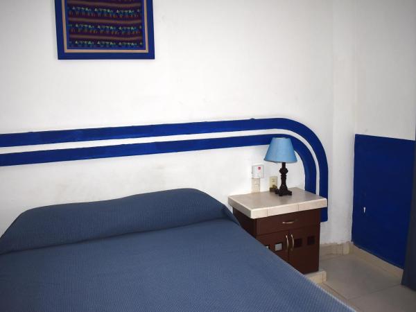 Hotel Plaza Almendros : photo 7 de la chambre chambre lit queen-size