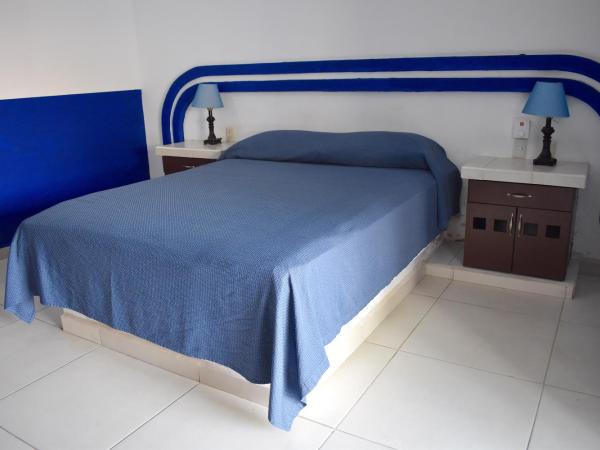 Hotel Plaza Almendros : photo 6 de la chambre chambre lit queen-size