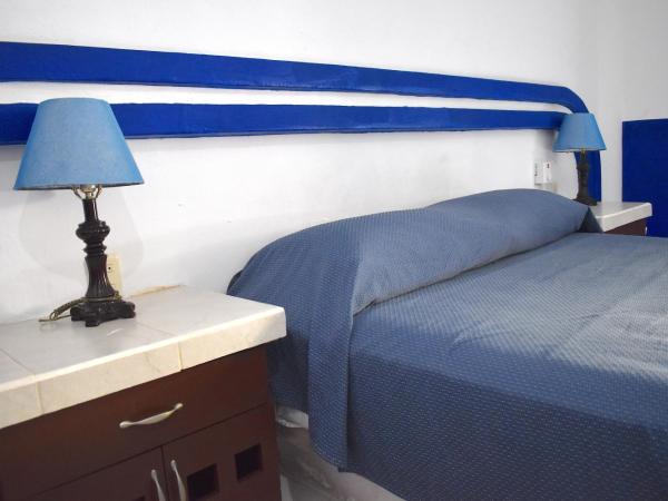 Hotel Plaza Almendros : photo 2 de la chambre chambre lit queen-size