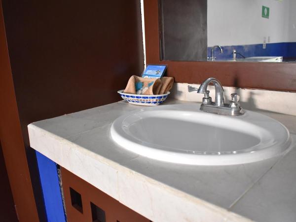 Hotel Plaza Almendros : photo 10 de la chambre chambre lit queen-size