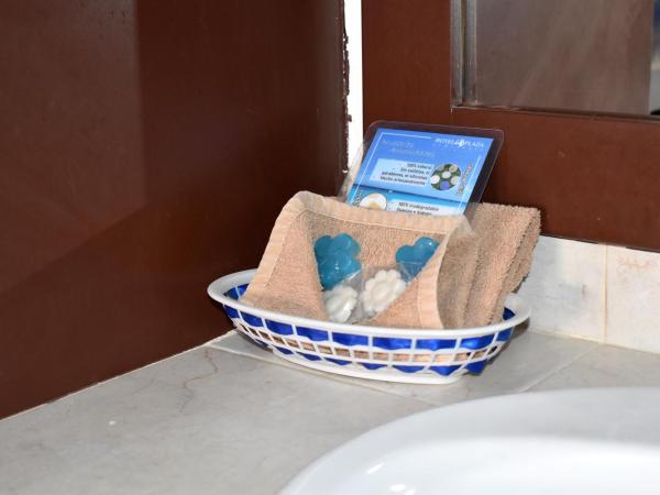 Hotel Plaza Almendros : photo 9 de la chambre chambre lit queen-size