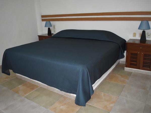 Hotel Plaza Almendros : photo 10 de la chambre chambre lit king-size - vue sur piscine