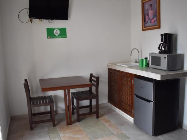 Hotel Plaza Almendros : photo 3 de la chambre chambre quadruple supérieure