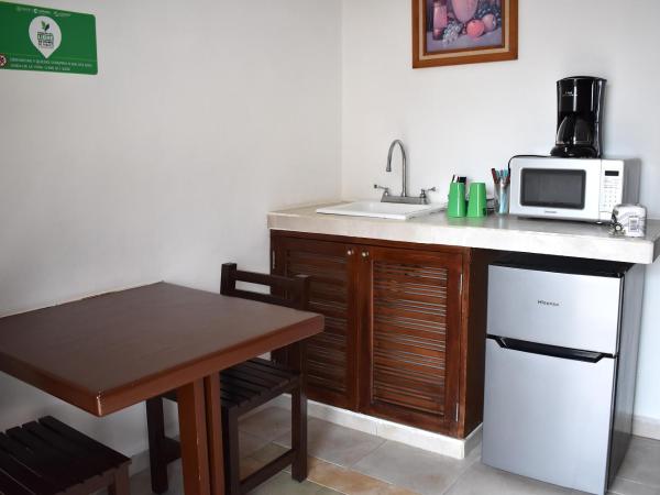 Hotel Plaza Almendros : photo 10 de la chambre chambre quadruple supérieure