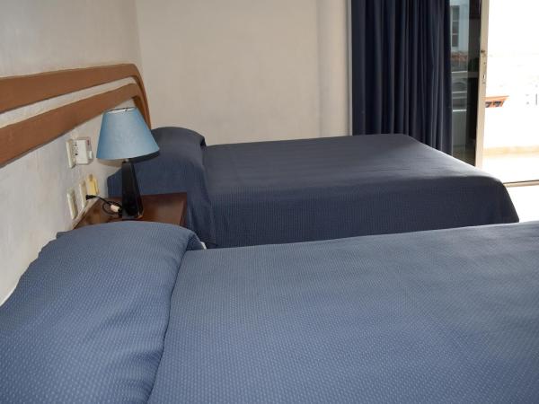 Hotel Plaza Almendros : photo 8 de la chambre chambre quadruple supérieure