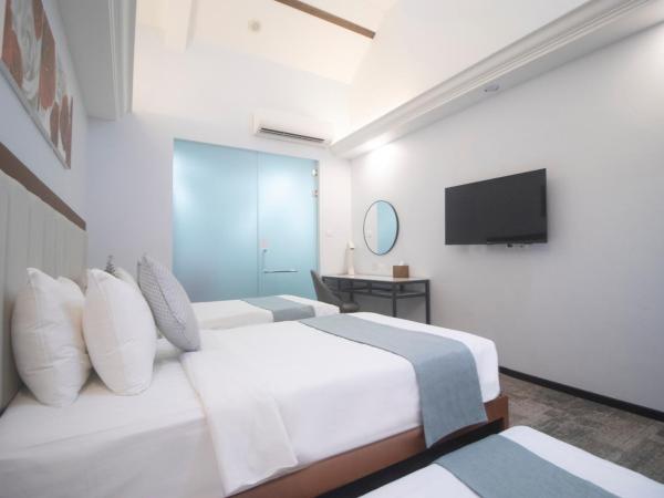 Santa Grand Hotel East Coast a NuVe Group Collection : photo 1 de la chambre triple room with skylight and bathtub