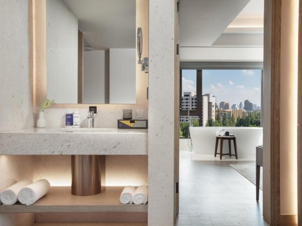 voco Nanjing Oriental Pearl : photo 4 de la chambre suite 1 chambre lit king-size avec pièce à vivre