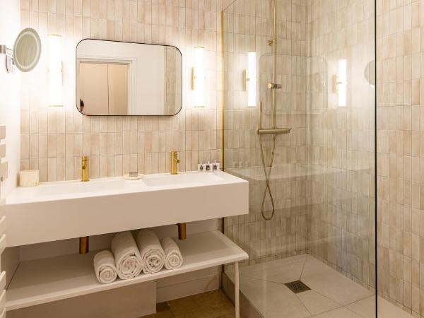 Lou Cagnard : photo 9 de la chambre chambre lit king-size - vue sur piscine